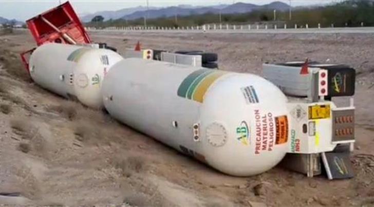 Vuelca pipa cargada de amoníaco sobre el tramo Hermosillo-Guaymas