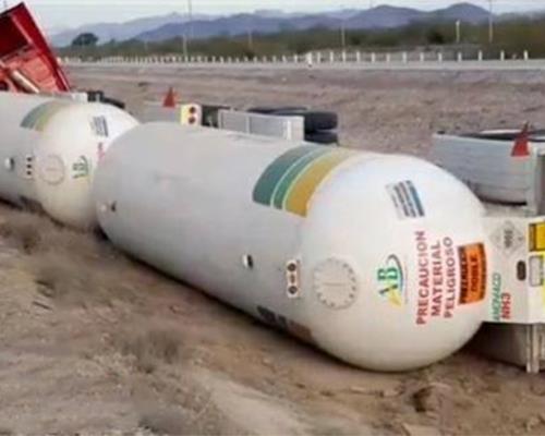 Vuelca pipa cargada de amoníaco sobre el tramo Hermosillo-Guaymas