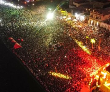 Frente a más de 14 mil personas, Mon Laferte cierra el Festival Mar Bermejo