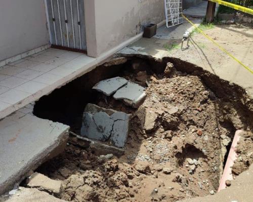 Enorme socavón amenaza a vivienda de Hermosillo