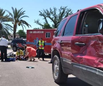 Motociclista se estrella contra automóvil por pasarse el alto