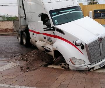 Tráiler cae en socavón y queda varado