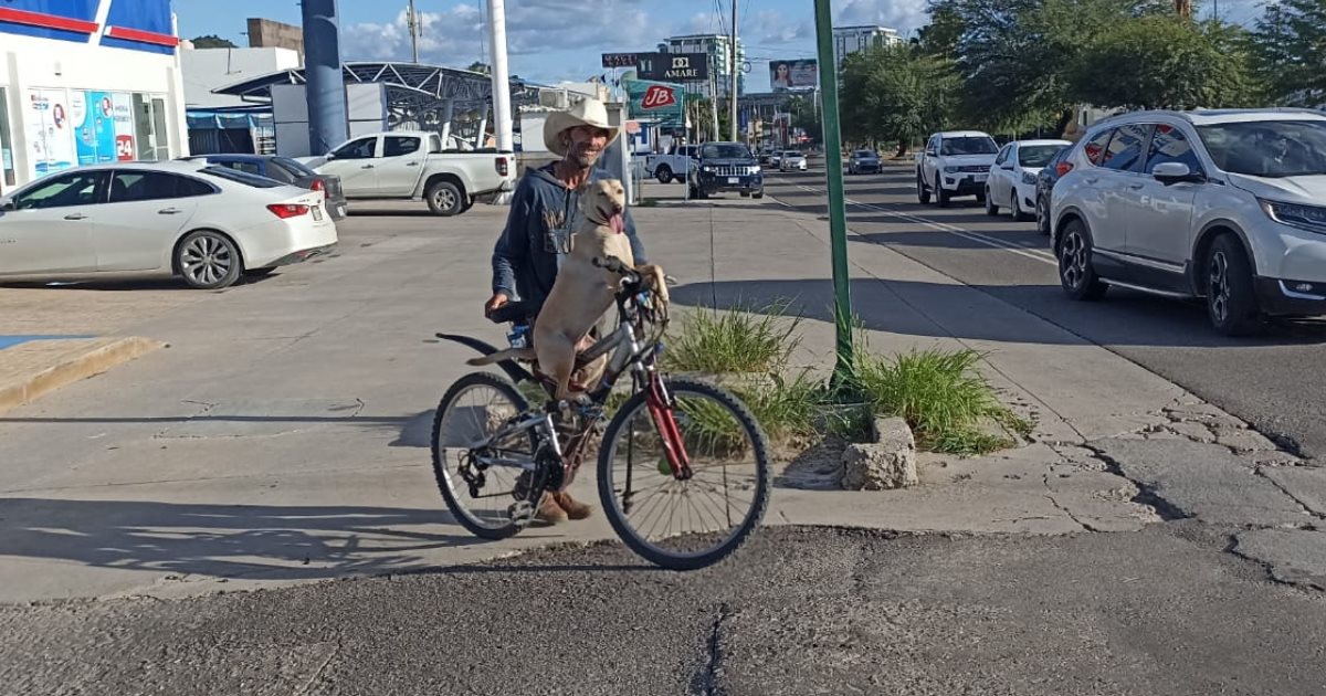 Mesera enamora a los automovilistas del Morelos