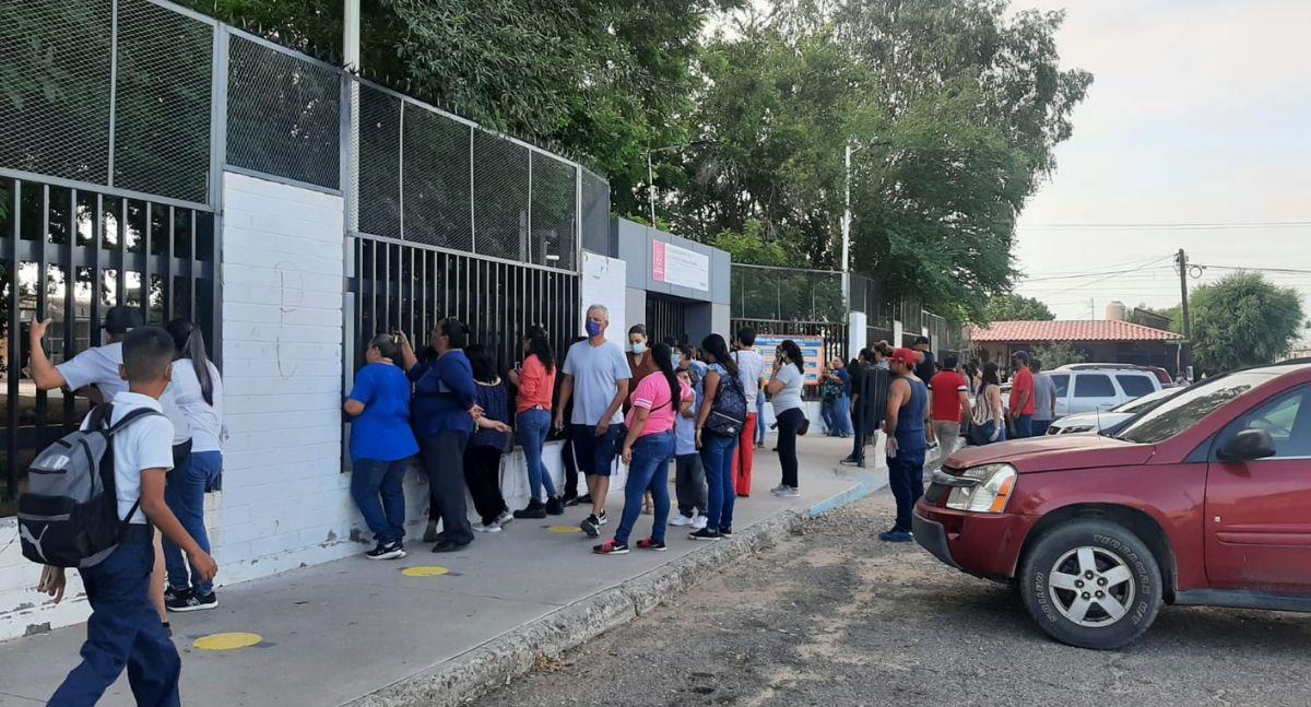 Madres de familia avalan que uso de falda no sea obligatorio