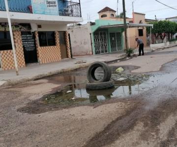 Molesta fuga de aguas negras a vecinos de la Constitución