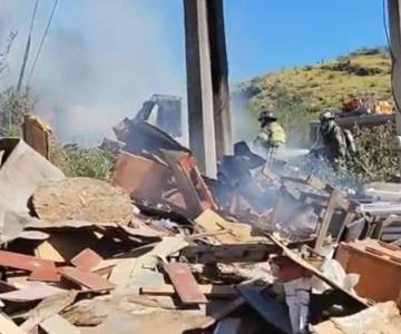 Incendio arrasa con vivienda en invasión Plutarco Elías Calles