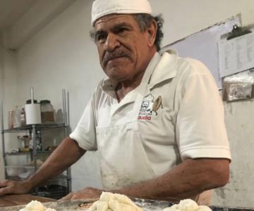 De colores y diferentes sabores, Samuel prepara el pan de muerto