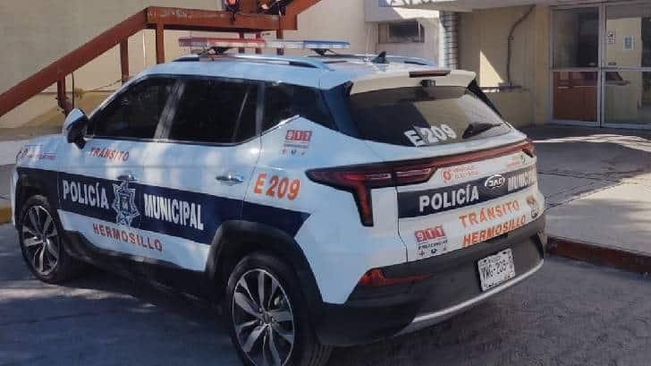 Policías auxilian a mujer tras desmayarse a bordo de un taxi