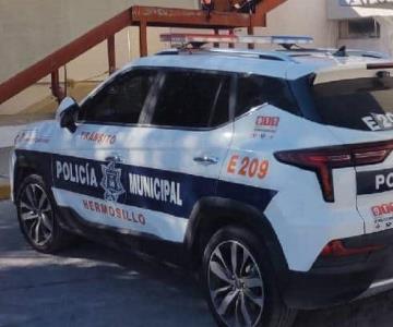 Policías auxilian a mujer tras desmayarse a bordo de un taxi