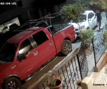 Video | Ronda por Hermosillo hombre que intenta abrir carros ajenos