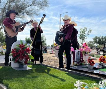 Conmemoran con música a sus seres queridos en Día de Muertos