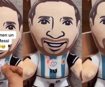 Crean peluche de Messi con la frase Qué miras bobo