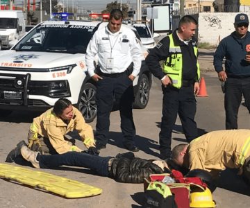 Motociclista resulta lesionado tras ser impactado por un vehículo