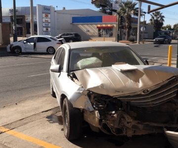 Por las prisas, chocan en el cruce de Rosales y Colosio