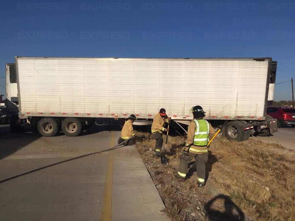 Tráiler impacta 3 vehículos en Edomex: no hay lesionados