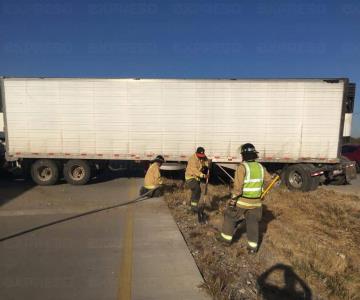 Tráiler impacta 3 vehículos en Edomex: no hay lesionados