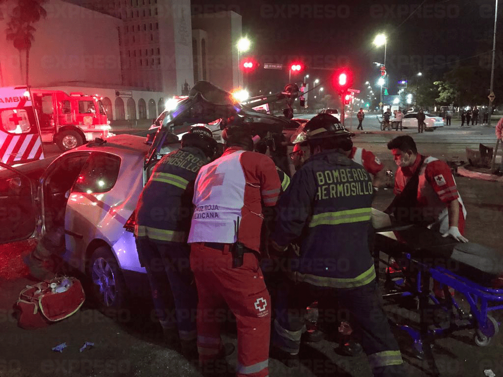 Vehículo impacta contra semáforo a alta velocidad; dos lesionados