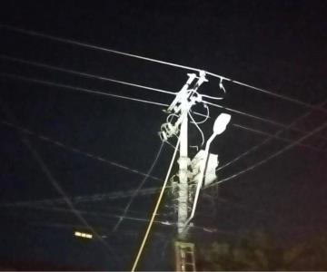 Tráiler deja sin luz a vecinos de la colonia Olivares