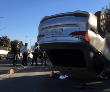 Volcamiento en la avenida Rosales; impacta contra confinamiento de ciclovía