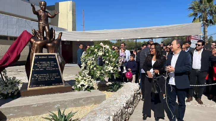 Develan escultura en memoria del niño Ismael Mondragón en el HIES