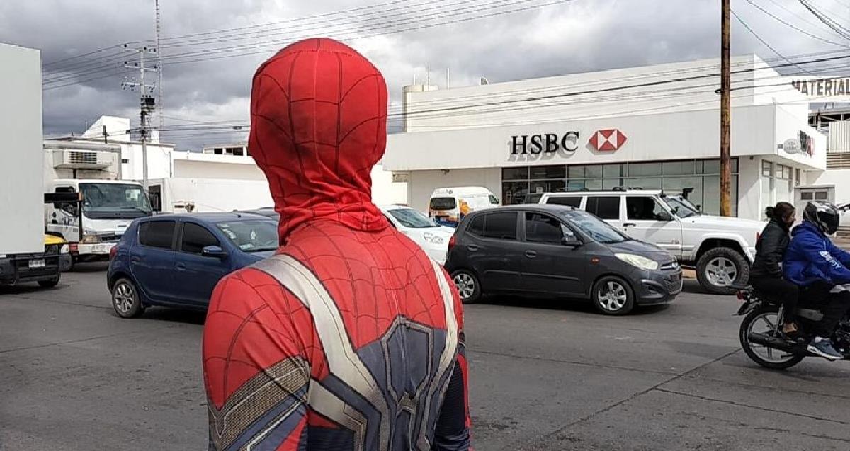 Pancho Parker sorprende con sus acrobacias a ciudadanos de Obregón