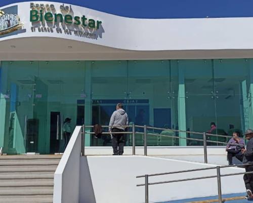 Adultos mayores sufren cansada espera para recibir su Pensión Bienestar