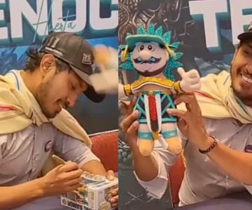 Tenoch Huerta recibe su primer Simi personalizado en la Mole Convention