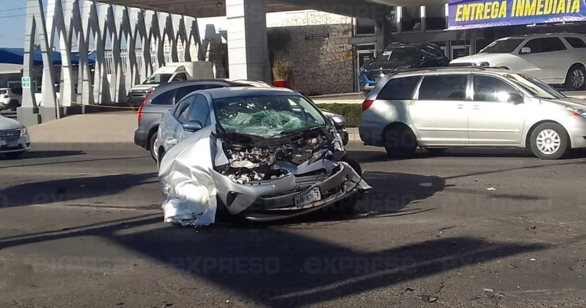 Camión de transporte urbano y automóvil se impactan en el Encinas