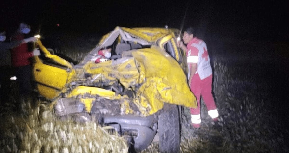 Volcadura en carretera deja una persona muerta y una lesionada