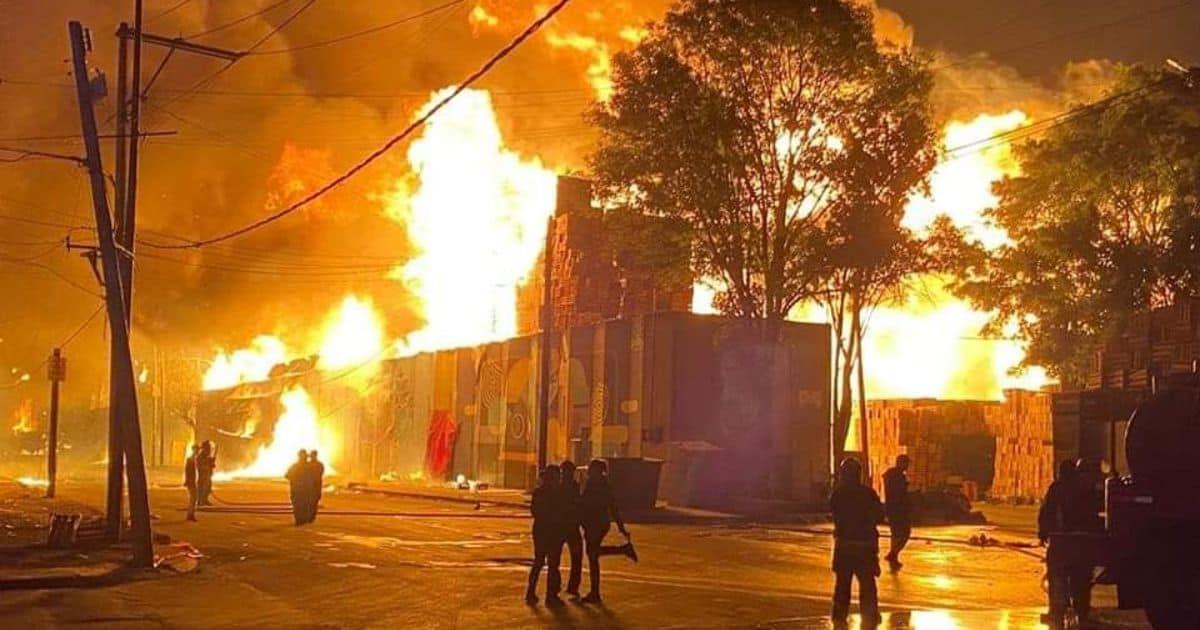 Continúa combate a incendio en Central de Abasto; inician investigación