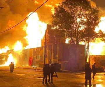 Continúa combate a incendio en Central de Abasto; inician investigación