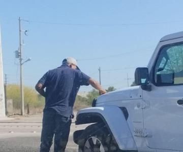 De esto vivimos; vuelven limpiavidrios a cruceros de Navojoa