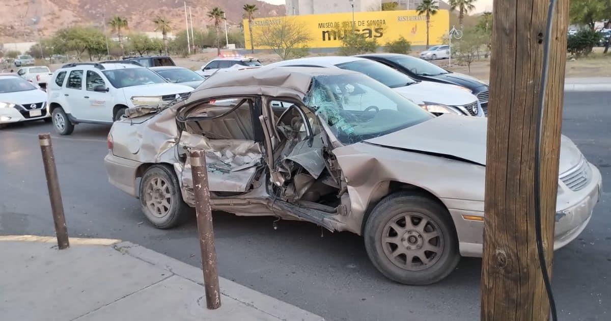 Se pasa el semáforo en rojo y sufre aparatoso choque; mujer queda prensada