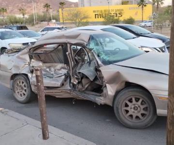 Se pasa el semáforo en rojo y sufre aparatoso choque; mujer queda prensada