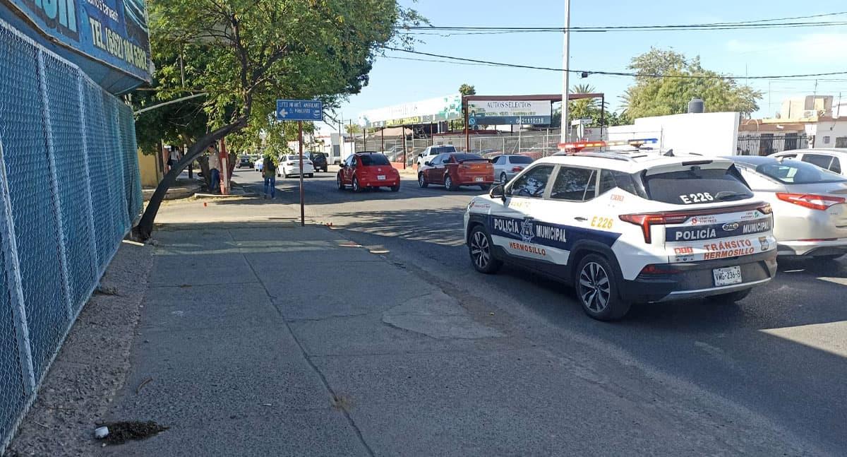 Motociclista es embestido por auto en la colonia Balderrama