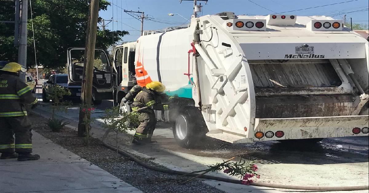 Bomberos controlan conato de incendio en unidad recolectora de basura