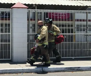 Mujer sufre descarga eléctrica al desconectar una extensión