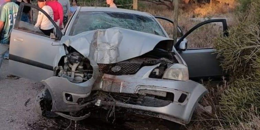 Auto a exceso de velocidad choca con poste de luz; 5 personas lesionadas