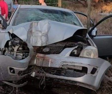 Auto a exceso de velocidad choca con poste de luz; 5 personas lesionadas