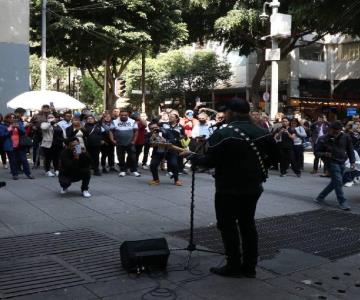 Juanes sorprende a fans con concierto urbano en las calles de CDMX