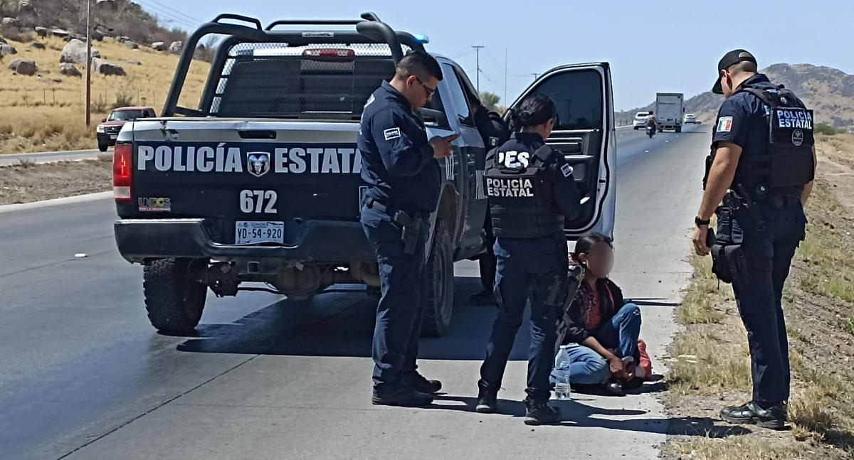 Auxilian a mujer que caminaba por la carretera Hermosillo-Guaymas