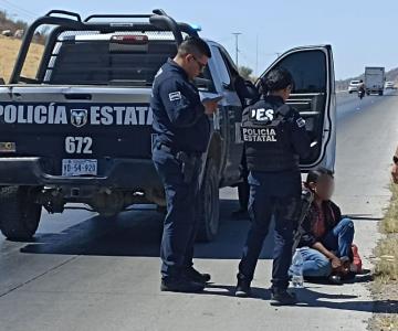 Auxilian a mujer que caminaba por la carretera Hermosillo-Guaymas