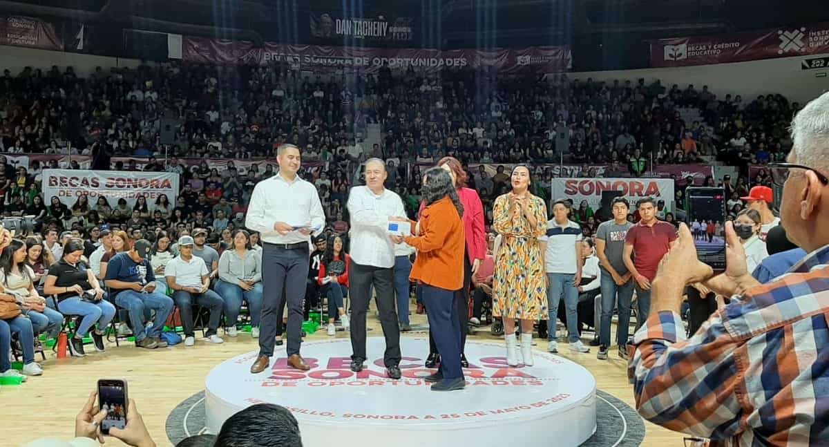 Gobernador Durazo entrega becas Sonora de Oportunidades