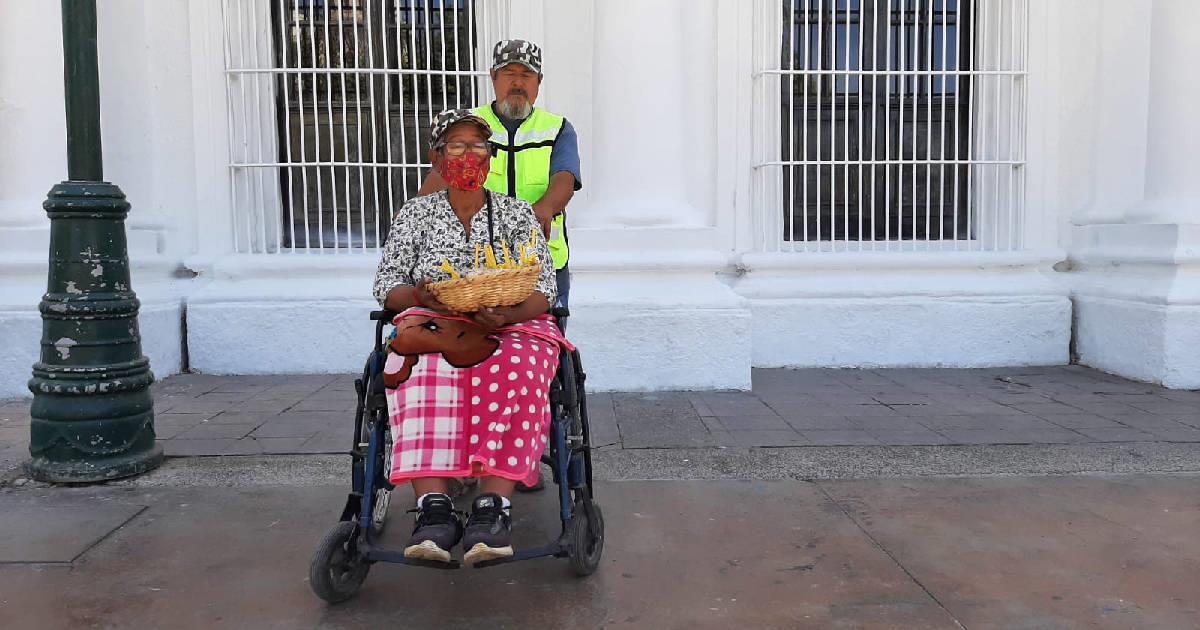 María del Rosario y su esposo piden apoyo de comunidad por su condición