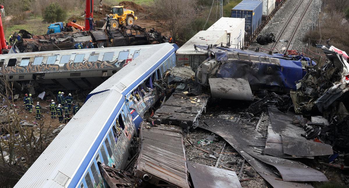 Choque de trenes en la India deja al menos 120 muertos