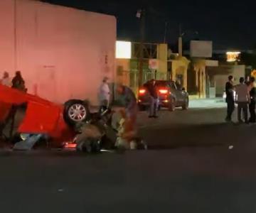 Aparatosa colisión provoca volcadura de un vehículo; dos mujeres lesionadas