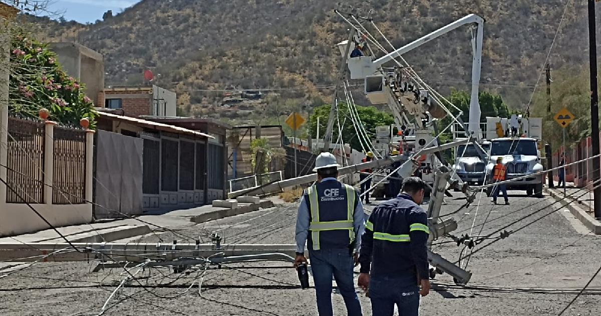 Esta colonia se quedará sin luz dos días; camión derribó postes de la CFE