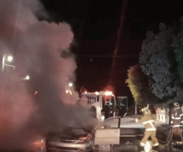 Auto se incendia por cortocircuito