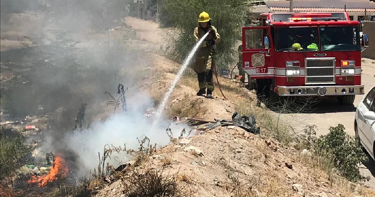 Bomberos atienden hasta 90 reportes por quema de maleza a la semana