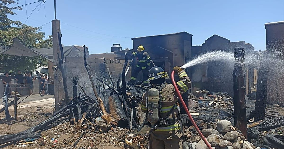 Vivienda usada como basurero fue consumida por incendio en Pueblo Escondido